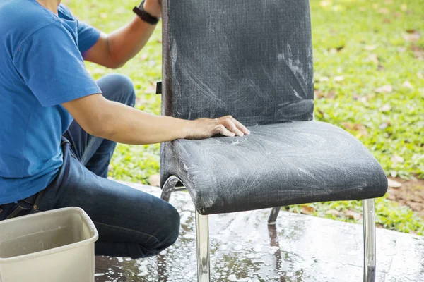 Fecho Trabalhador Anônimo Limpando Uma Cadeira Usando Uma Esponja — Fotografia de Stock