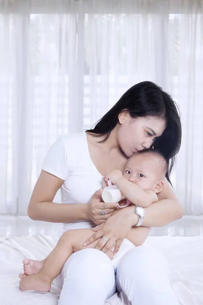 Picture Beautiful Woman Kissing Her Baby While Feeding Bottle Sitting — Stock Photo, Image