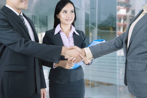 Resim müzakere ofis dururken yaptıktan sonra el sıkışan iş adamları