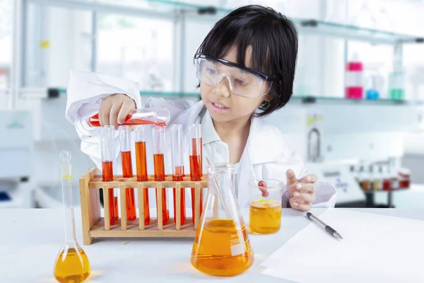 Portret Sprytny Uczennice Eksperymentów Chemicznych Cieczy Stojąc Laboratorium — Zdjęcie stockowe