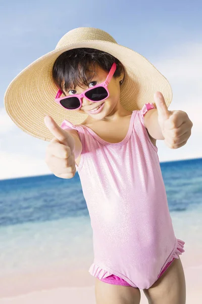 Concetto Vacanza Estiva Carino Bambina Mostrando Pollici Piedi Sulla Costa — Foto Stock