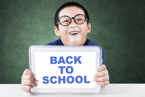 Lindo Colegial Sosteniendo Una Tableta Digital Con Texto Vuelta Escuela — Foto de Stock