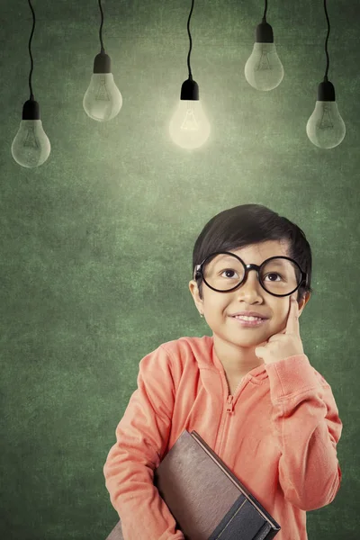 Retrato Colegial Bonito Está Segurando Livro Olhando Para Uma Lâmpada — Fotografia de Stock