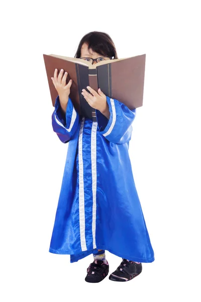 Retrato Uma Menina Graduada Lendo Livro Enquanto Estava Estúdio Isolado — Fotografia de Stock