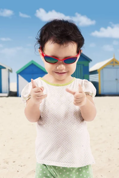 Фото Маленькой Девочки Выглядит Счастливой Солнечных Очках Стоящей Пляже — стоковое фото