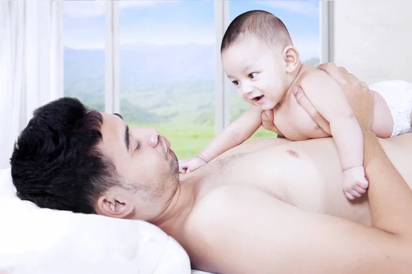 Adorable Niño Sonriendo Padre Mientras Está Acostado Pecho Del Padre —  Fotos de Stock