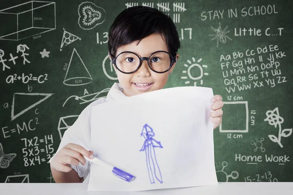 Kleines Mädchen Zeigt Stolz Ihre Zeichnung Klassenzimmer Während Mit Kritzeleien — Stockfoto