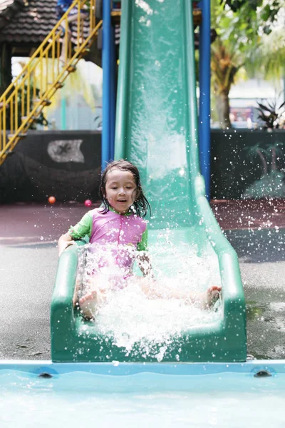 Retrato Uma Menina Divertindo Enquanto Desliza Para Baixo Corrediça Água — Fotografia de Stock