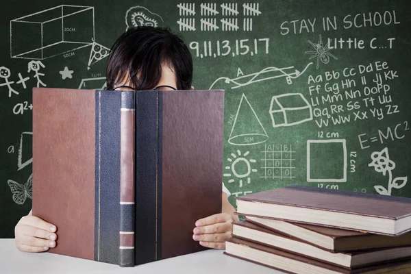 Afbeelding Van Een Schoolmeisje Wordt Gedekt Door Een Boek Tijdens — Stockfoto