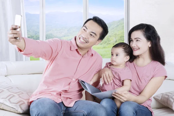 Retrato Familia Sonriente Tomando Una Foto Selfie Usando Teléfono Inteligente —  Fotos de Stock