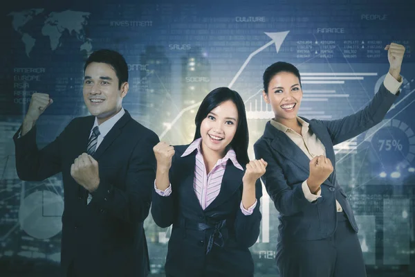 ビジネスの成功チーム成長財務グラフ背景と立ちながら手を持ち上げることによって彼らの勝利を祝う — ストック写真