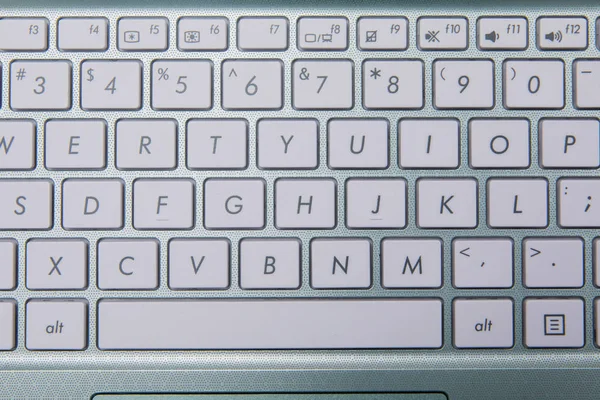 Dizüstü Bilgisayarın Modern Klavye Üzerinde Beyaz Düğme Üstten Görünüm — Stok fotoğraf