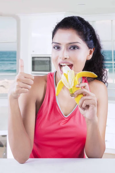 Close Van Indiase Vrouw Duim Opdagen Terwijl Het Eten Van — Stockfoto