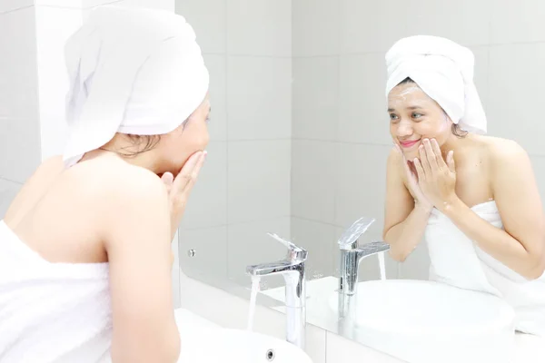 Picture Young Woman Cleansing Her Face Soap Bathing Bathroom — Stock Photo, Image