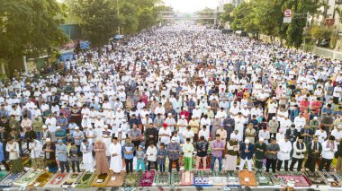 Jakarta - Endonezya. 15 Haziran 2018: Birlikte Doğu Jakarta, Endonezya Eid-ul Bayramı günü dua Müslümanlar binlerce.