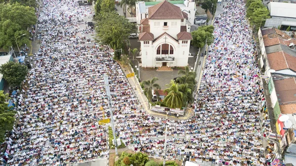 Jakarta Indonésie Června 2018 Tisíce Muslimů Společně Modlí Ulici Během — Stock fotografie