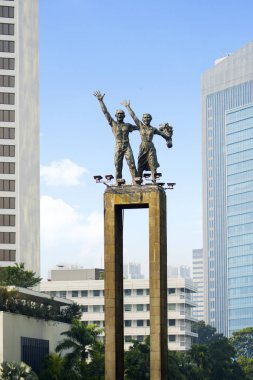 Jakarta - Endonezya. 12 Haziran 2018: Hoşgeldiniz anıt güzel toplayan gökdelen güneşli gün ile