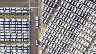 Jakarta - Endonezya. 12 Haziran 2018: Satır otoparkta bir otomobil fabrikasında üretilen sonra yeni araçların