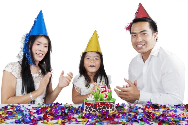 白い背景で隔離の誕生日を祝っている間一緒に手をたたくアジアの家族の肖像画 — ストック写真