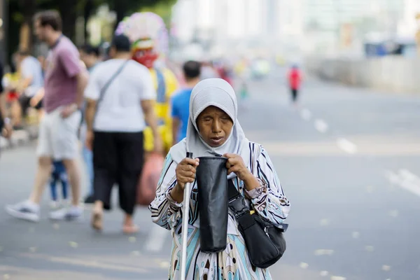 Jakarta Indonésia Junho 2018 Mulher Cega Pede Dinheiro Para Passar — Fotografia de Stock