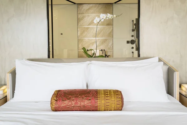 Otel Yatak Odasında Rahat Büyük Yatak Lüks Görüntüsü — Stok fotoğraf