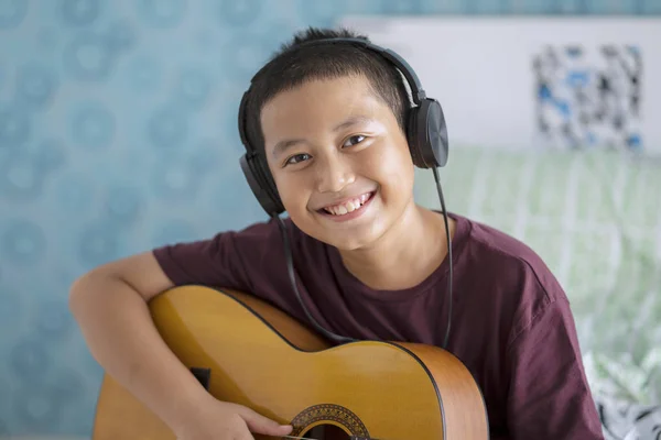 Retrato Lindo Niño Pequeño Con Auriculares Mientras Toca Guitarra Acústica —  Fotos de Stock