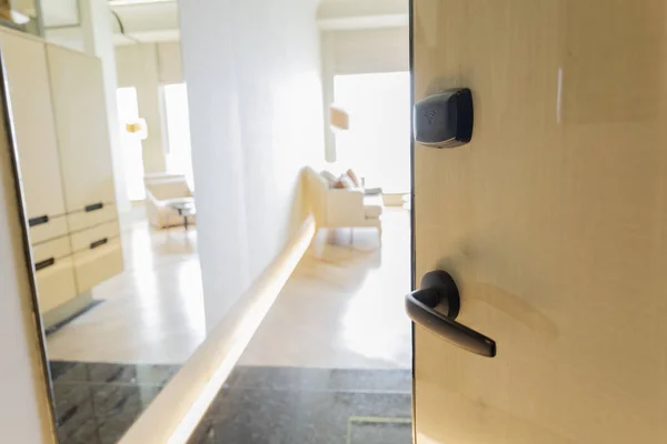 ハンドルと玄関の呼び鈴のアパートの部屋の半分開いている入り口のドアのイメージ — ストック写真