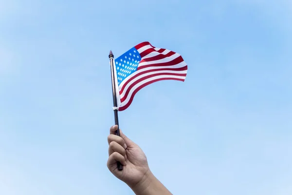 Närbild Lilla Barn Händer Som Håller Amerikansk Flagga Blå Himmel — Stockfoto