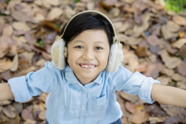 Widok Góry Małą Dziewczynką Sobie Earmuff Stojąc Parku Jesiennych Liści — Zdjęcie stockowe