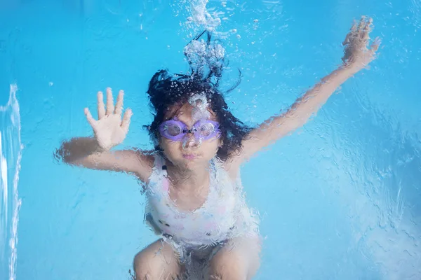 Image Petite Fille Agitant Les Mains Caméra Tout Nageant Sous — Photo