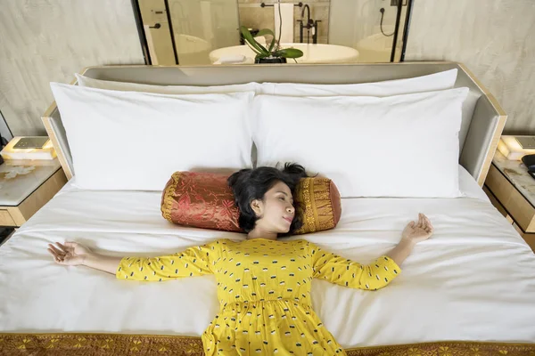 Photo Jeune Femme Allongée Sur Lit Luxe Dans Chambre Hôtel — Photo