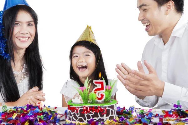 Šťastná Rodina Společně Tleskat Při Oslavu Narozenin Izolované Bílém Pozadí — Stock fotografie