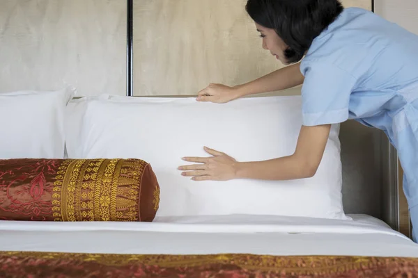 Foto Van Vrouwelijke Huishoudster Bed Met Schoon Beddengoed Maken Slaapkamer — Stockfoto