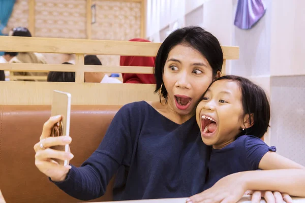 Photo Une Jeune Femme Avec Fille Aide Smartphone Tout Prenant — Photo