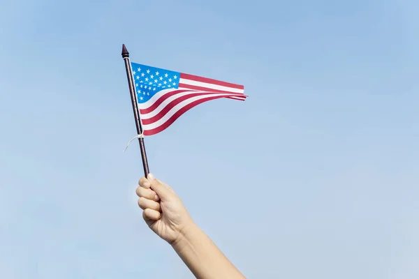 Primo Piano Mani Bambino Sconosciute Sventolando Una Bandiera Americana Con — Foto Stock