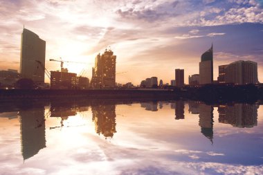 Jakarta - Endonezya. 22 Haziran 2018: Güzel gökdelenler Jakarta, Endonezya ile su deposu batımında 