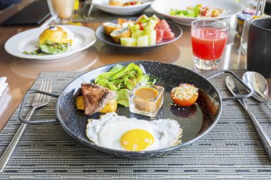 Lezzetli sığır eti biftek yemek masası üzerinde meze ile görüntü. Restoranda vurdu