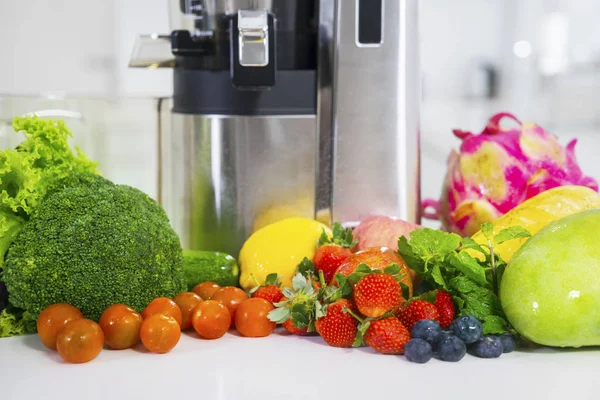 Close Assorted Organic Fruits Broccoli Juicer Machine Table — Stock Photo, Image