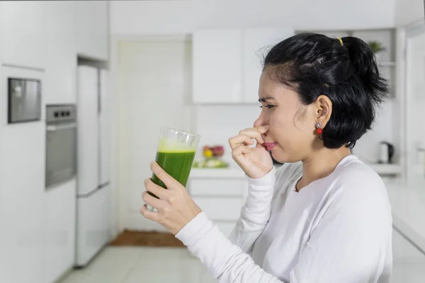 Imagen Mujer Asiática Disgustada Mientras Bebe Jugo Saludable Con Cierre —  Fotos de Stock