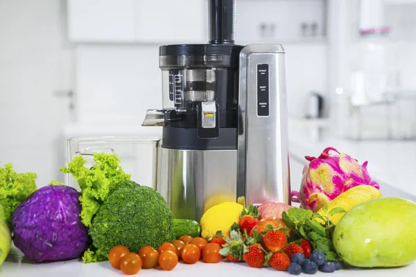 Feche Espremedor Elétrico Com Frutas Legumes Variados Mesa Tiro Cozinha — Fotografia de Stock