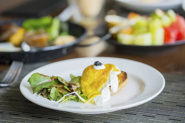 Portre sağlıklı kahvaltı yumurta Benedict Restoran masaya servis.