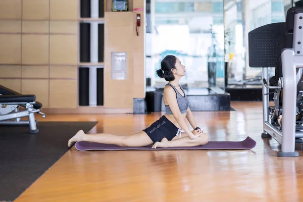 Spor giyim yoga egzersiz yaparken giyen Endonezya kadın yan görünüm. Fitness merkezinde vurdu