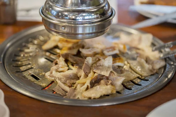 炭で肉スライスのクローズ アップ日本のバーベキュー スタイルをストーブと呼びます焼肉 — ストック写真