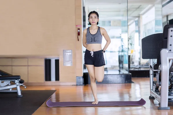 Beeld Van Een Sportieve Vrouw Doen Een Stuk Het Fitnesscentrum — Stockfoto