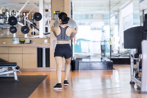 Vue Arrière Jeune Femme Portant Des Vêtements Sport Tout Soulevant — Photo