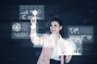 Sanal ekran ile çalışırken beyaz işkadını resmini mutlu görünüyor