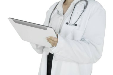 Eller bir kadın doktor beyaz arka plan üzerinde izole stüdyoda dururken dijital tablet kullanma