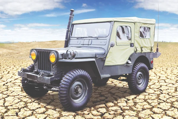 Imagen Jeep Del Ejército Estacionado Tierra Firme Bajo Cielo Azul — Foto de Stock