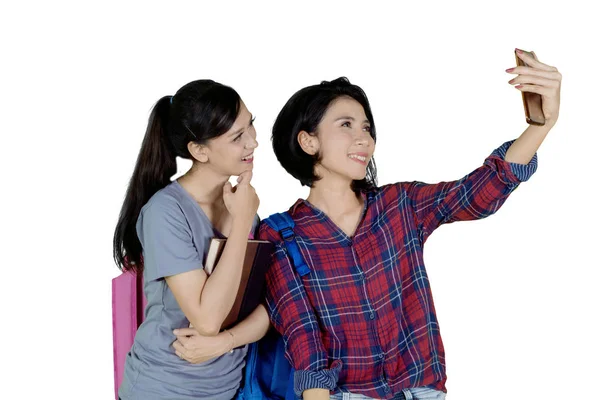 Foto Una Mujer Asiática Tomando Una Foto Selfie Con Amiga — Foto de Stock