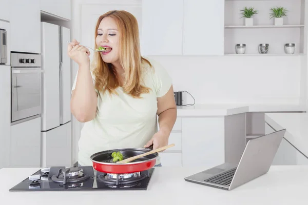 Imagem Bela Mulher Gorda Degustação Alimentos Enquanto Está Cozinha — Fotografia de Stock